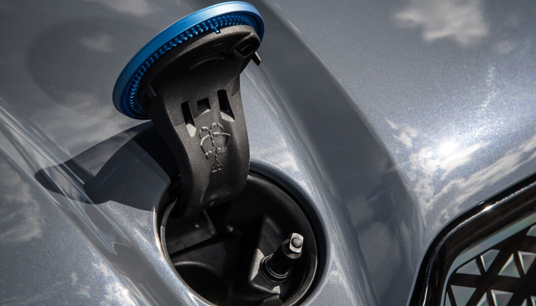 <span class=" font-weight-bold" data-lab-font_weight_desktop="font-weight-bold">SPYLERVÆSKE: </span>Påfyllingen til spylervæsken finner du under BMW-logoen på panseret. Bare fagfolk får lov til å åpne panseret i en iX. <span class=" font-weight-bold" data-lab-font_weight_desktop="font-weight-bold">SPYLERVÆSKE: </span>Påfyllingen til spylervæsken finner du under BMW-logoen på panseret. Bare fagfolk får lov til å åpne panseret i en iX.