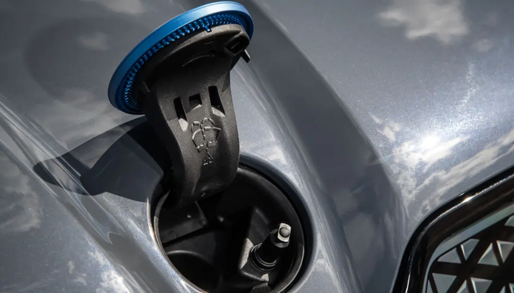 <span class=" font-weight-bold" data-lab-font_weight_desktop="font-weight-bold">SPYLERVÆSKE: </span>Påfyllingen til spylervæsken finner du under BMW-logoen på panseret. Bare fagfolk får lov til å åpne panseret i en iX. <span class=" font-weight-bold" data-lab-font_weight_desktop="font-weight-bold">SPYLERVÆSKE: </span>Påfyllingen til spylervæsken finner du under BMW-logoen på panseret. Bare fagfolk får lov til å åpne panseret i en iX.