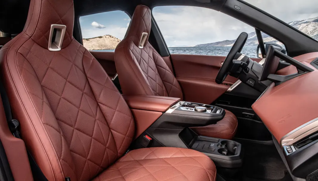 <span class=" font-weight-bold" data-lab-font_weight_desktop="font-weight-bold">TÅLMODIG: </span>En BMW iX med dette interiøret kan være verdt å vente på, men hvor lenge? Ventetiden per i dag for iX50 er første kvartal 2023. iX40 kan du trolig få i juli-august. <span class=" font-weight-bold" data-lab-font_weight_desktop="font-weight-bold">TÅLMODIG: </span>En BMW iX med dette interiøret kan være verdt å vente på, men hvor lenge? Ventetiden per i dag for iX50 er første kvartal 2023. iX40 kan du trolig få i juli-august.