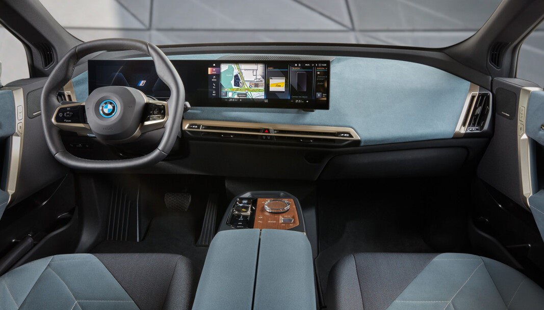 <span class=" font-weight-bold" data-lab-font_weight_desktop="font-weight-bold">VENTEROM:</span> Interiøret i BMW iX. Det finnes verre steder å oppholde seg mens bilen parkerer av seg selv. <span class=" font-weight-bold" data-lab-font_weight_desktop="font-weight-bold">VENTEROM:</span> Interiøret i BMW iX. Det finnes verre steder å oppholde seg mens bilen parkerer av seg selv.