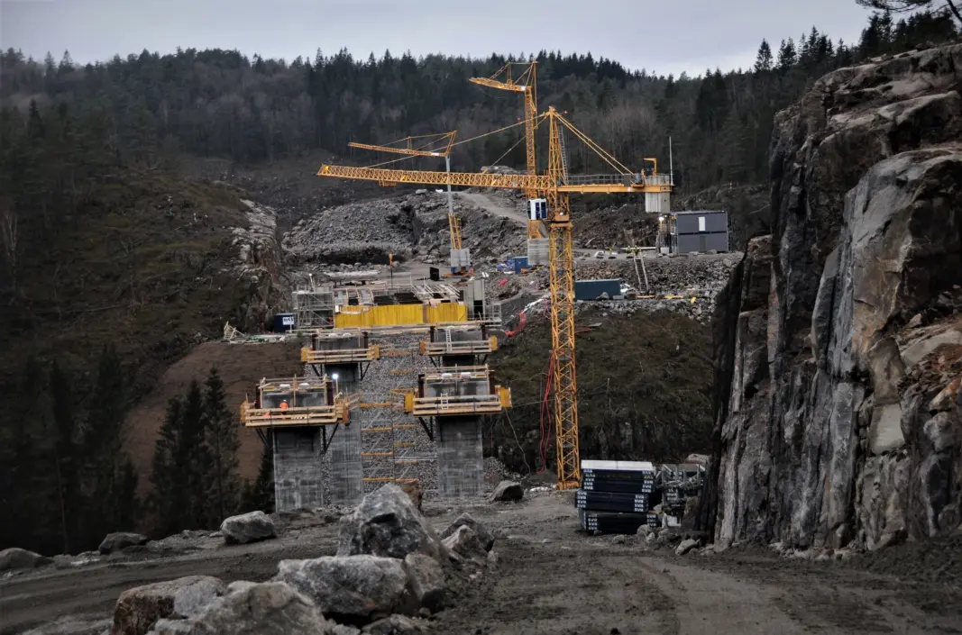 SNART KLAR: Bildet viser byggingen av veien mellom Kristiansand og Mandal, på et langt tidligere tidspunkt. SNART KLAR: Bildet viser byggingen av veien mellom Kristiansand og Mandal, på et langt tidligere tidspunkt.