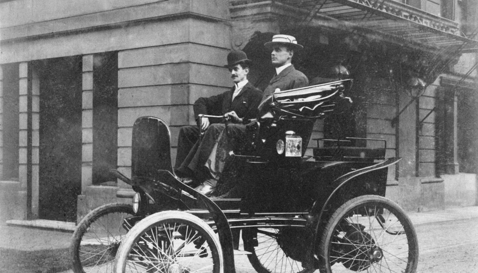 ELBIL: Her er Charles Stewart Rolls ute og styrer en elbil i 1898.