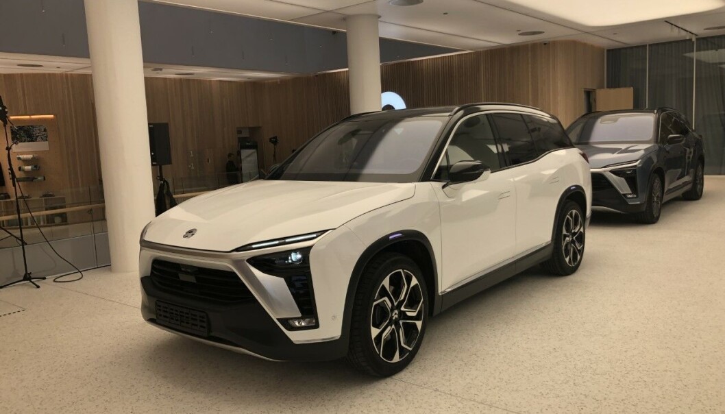 <span class=" font-weight-bold" data-lab-font_weight_desktop="font-weight-bold">SHOWROOM:</span> Midt på Karl Johan i Oslo har Nio installert seg i to etasjer. Der kan du se bilene i ulike farger og med ulikt tilbehør. <span class=" font-weight-bold" data-lab-font_weight_desktop="font-weight-bold">SHOWROOM:</span> Midt på Karl Johan i Oslo har Nio installert seg i to etasjer. Der kan du se bilene i ulike farger og med ulikt tilbehør.