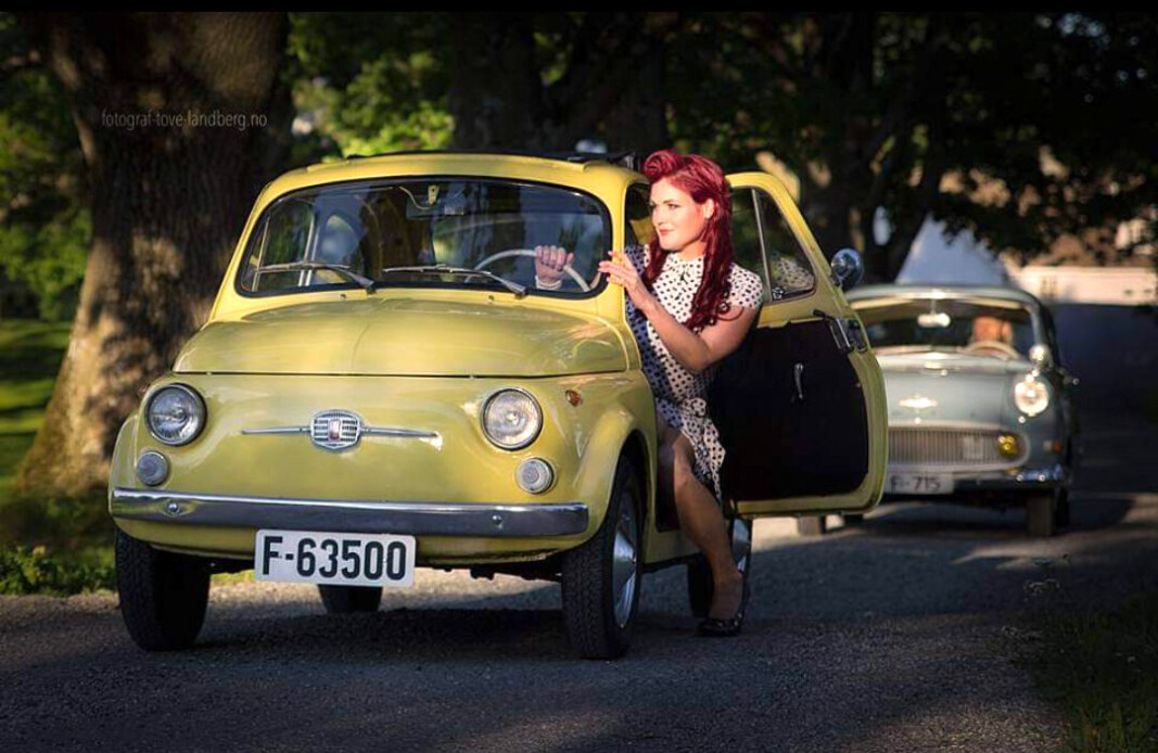 ITALIENSK DESIGN: Tilde Cathrine Kjos-Klevan klyver inn og ut av ulike åk når hun stiller til fotografering – her en klassisk Fiat 500. ITALIENSK DESIGN: Tilde Cathrine Kjos-Klevan klyver inn og ut av ulike åk når hun stiller til fotografering – her en klassisk Fiat 500.