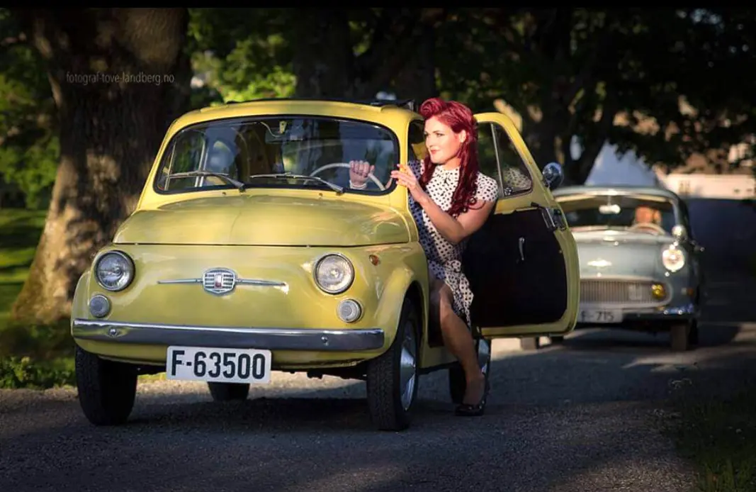 ITALIENSK DESIGN: Tilde Cathrine Kjos-Klevan klyver inn og ut av ulike åk når hun stiller til fotografering – her en klassisk Fiat 500. ITALIENSK DESIGN: Tilde Cathrine Kjos-Klevan klyver inn og ut av ulike åk når hun stiller til fotografering – her en klassisk Fiat 500.