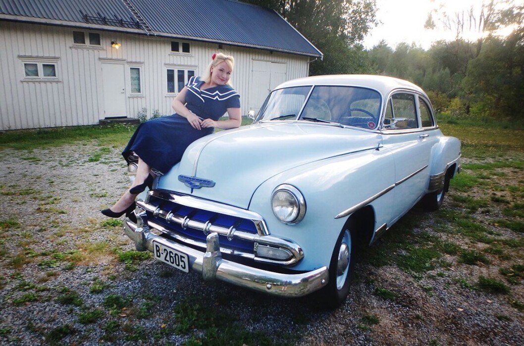 <span class="font-weight-bold" data-lab-font_weight_desktop="font-weight-bold">PANSER:</span> Vibeke Hay Sandmo reiser gjerne i kjole og har tilbakelagt mange hundre mil med sin røslige Chevrolet fra starten av 1950-tallet. <span class="font-weight-bold" data-lab-font_weight_desktop="font-weight-bold">PANSER:</span> Vibeke Hay Sandmo reiser gjerne i kjole og har tilbakelagt mange hundre mil med sin røslige Chevrolet fra starten av 1950-tallet.