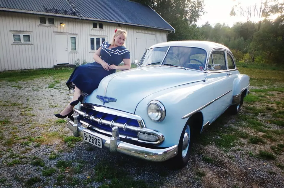 PANSER: Vibeke Hay Sandmo reiser gjerne i kjole og har tilbakelagt mange hundre mil med sin røslige Chevrolet fra starten av 1950-tallet.