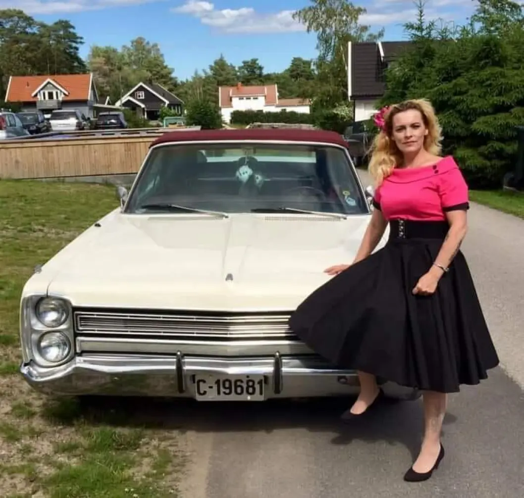 <span class="font-weight-bold" data-lab-font_weight_desktop="font-weight-bold">KJOLIG HØST:</span> June Christine Skogsberg Larsen mener hennes Plymouth er like spesiell som kjolene hun har i skapet. <span class="font-weight-bold" data-lab-font_weight_desktop="font-weight-bold">KJOLIG HØST:</span> June Christine Skogsberg Larsen mener hennes Plymouth er like spesiell som kjolene hun har i skapet.