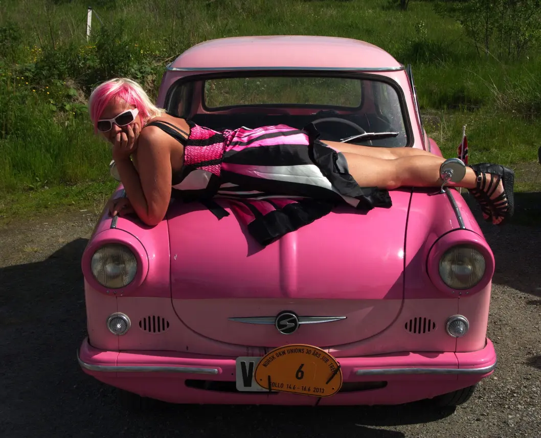 <span class="font-weight-bold" data-lab-font_weight_desktop="font-weight-bold">ROSETT:</span> Trine Østborg Bergseth synes østtyske Trabant er alt annet enn tråkig – rosa bil og antrekk blir aldri feil. <span class="font-weight-bold" data-lab-font_weight_desktop="font-weight-bold">ROSETT:</span> Trine Østborg Bergseth synes østtyske Trabant er alt annet enn tråkig – rosa bil og antrekk blir aldri feil.