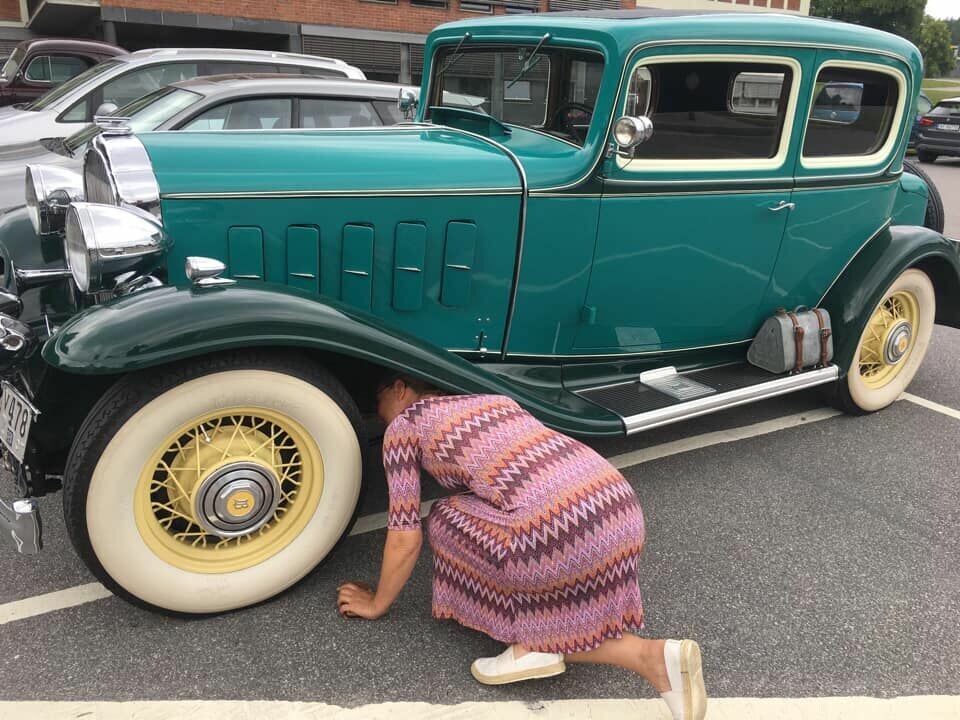 INSPEKTØREN: Jeannette Karlsnes synes folk maser så mye om lekkasjer på eldre biler at hun ønsket å sjekke selv.