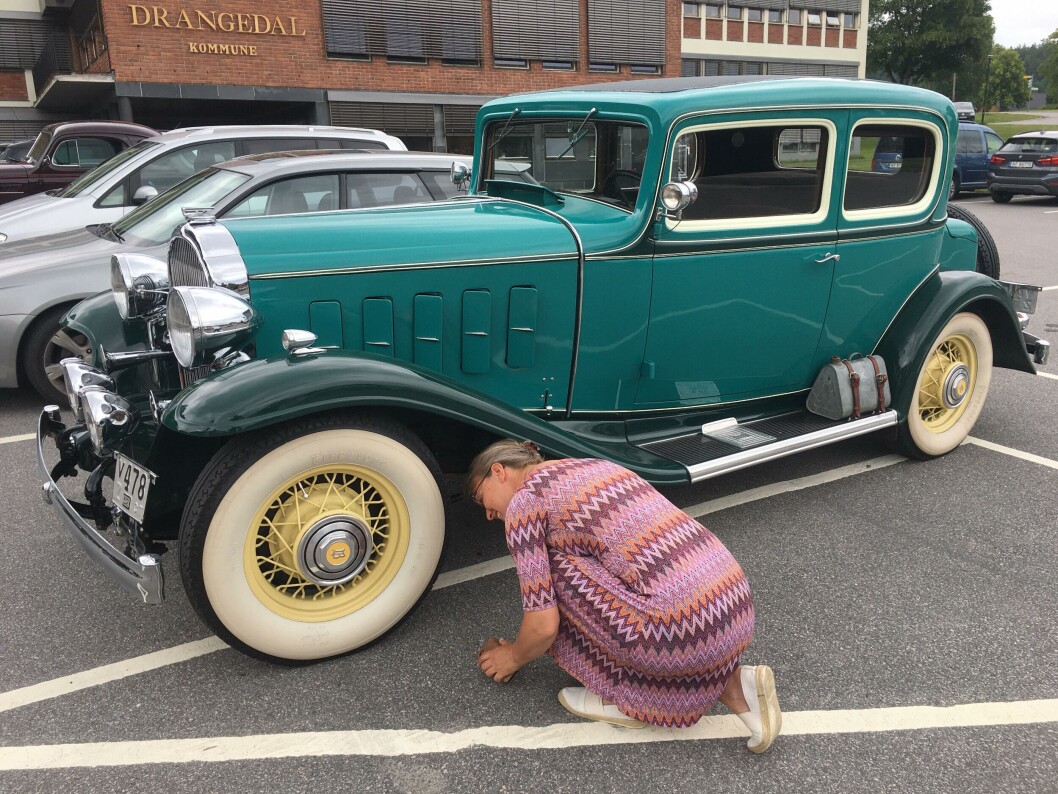 <span class="font-weight-bold" data-lab-font_weight_desktop="font-weight-bold">BØY OG TØY:</span> Jeannette Karlsnes finner lite galt med husholdningens Buick fra 1932. <span class="font-weight-bold" data-lab-font_weight_desktop="font-weight-bold">BØY OG TØY:</span> Jeannette Karlsnes finner lite galt med husholdningens Buick fra 1932.