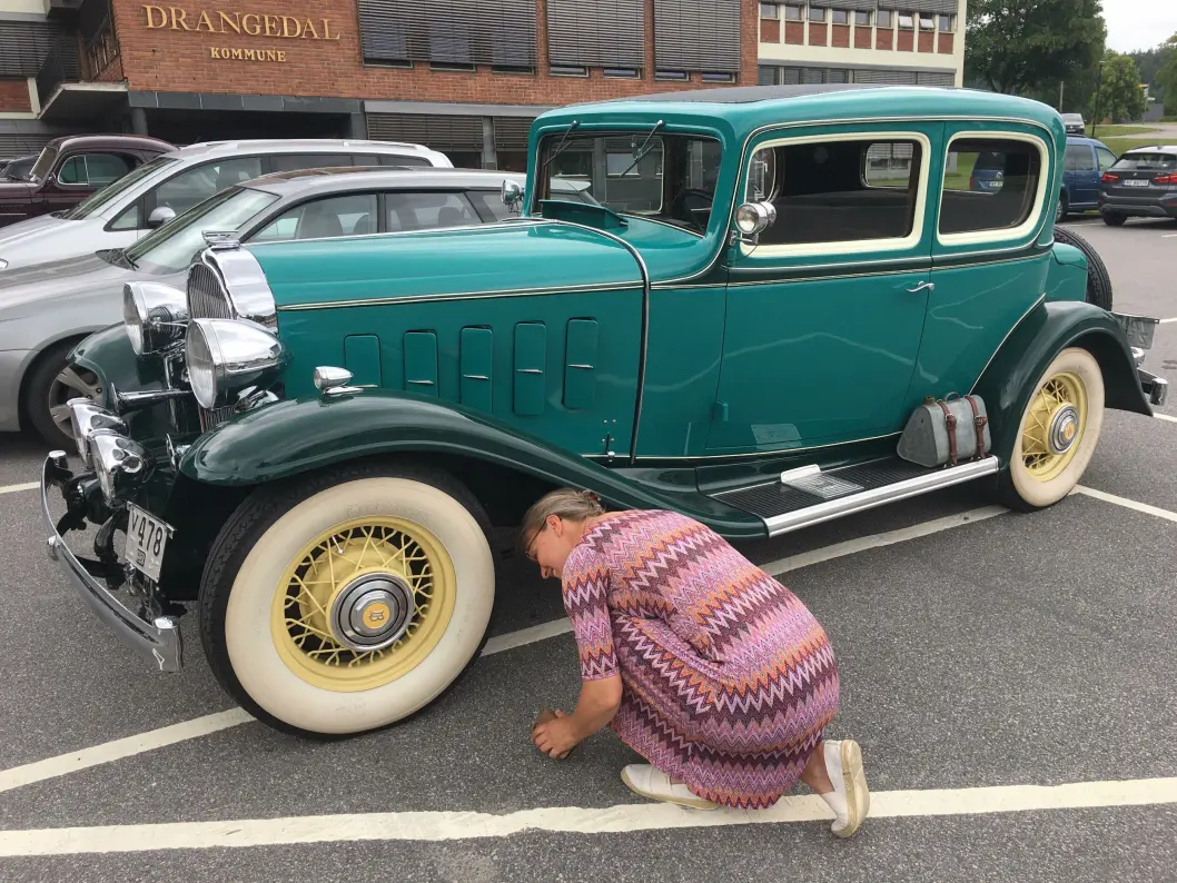 <span class="font-weight-bold" data-lab-font_weight_desktop="font-weight-bold">BØY OG TØY:</span> Jeannette Karlsnes finner lite galt med husholdningens Buick fra 1932. <span class="font-weight-bold" data-lab-font_weight_desktop="font-weight-bold">BØY OG TØY:</span> Jeannette Karlsnes finner lite galt med husholdningens Buick fra 1932.