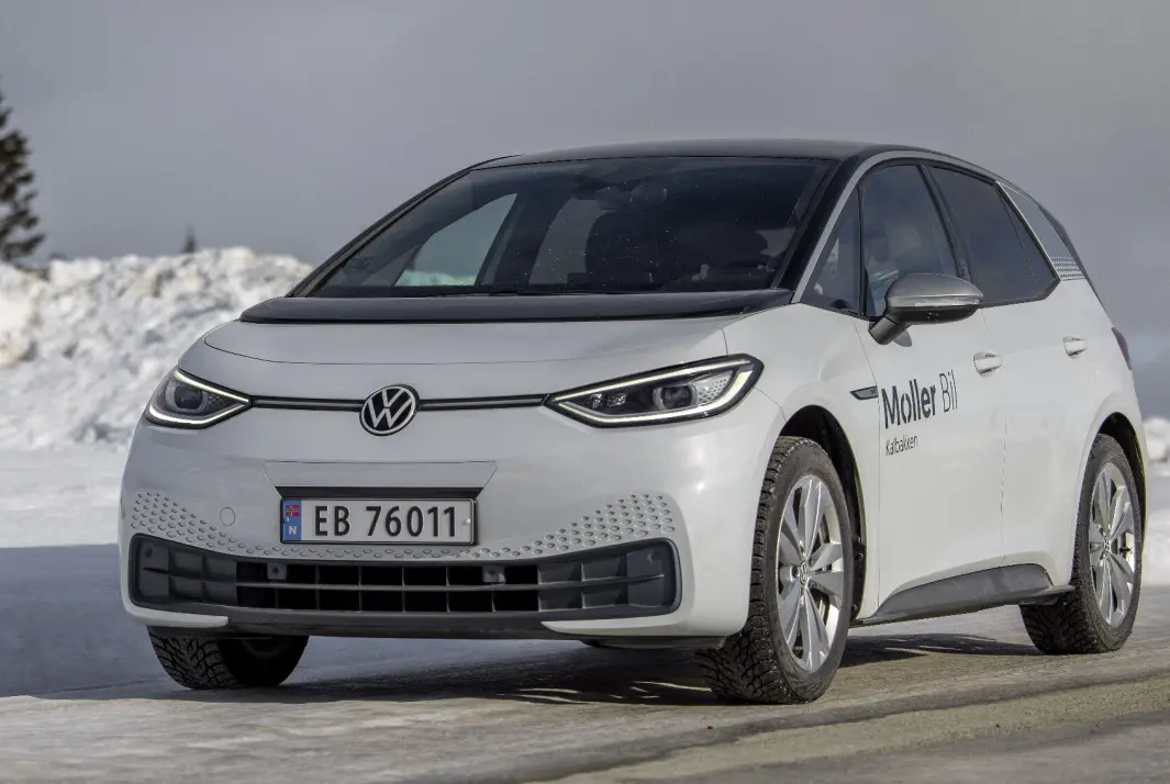 FOLKEBIL: VW ID.3 blir et vanlig syn på norske veier. FOLKEBIL: VW ID.3 blir et vanlig syn på norske veier.