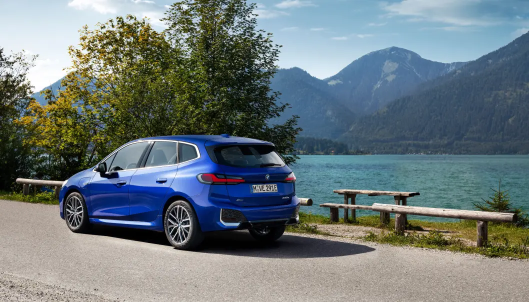 <span class=" font-weight-bold" data-lab-font_weight_desktop="font-weight-bold">MER ELEGANT: </span>Kraftig stigende taklinje på en høy kompaktbil er en designmessig utfordring BMW ikke har taklet særlig bra. Men på den nye modellen ser vi framgang. <span class=" font-weight-bold" data-lab-font_weight_desktop="font-weight-bold">MER ELEGANT: </span>Kraftig stigende taklinje på en høy kompaktbil er en designmessig utfordring BMW ikke har taklet særlig bra. Men på den nye modellen ser vi framgang.