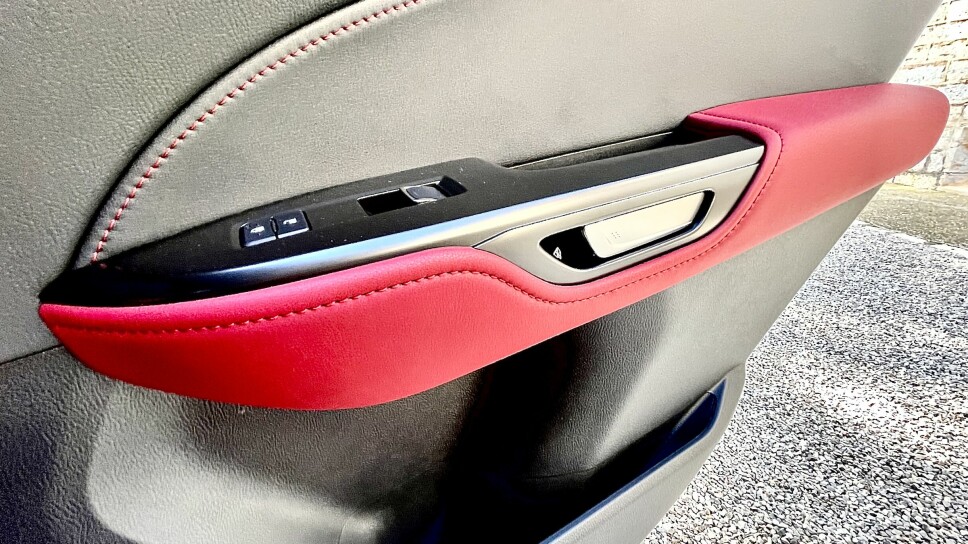 E-LATCH: Lexus har byttet ut tradisjonelle dørhåndtak med sin såkalte e-latch – et elektronisk system der døren åpnes innenfra med et lett trykk, mens det på utsiden av døren er en liten knapp på innsiden av dørhåndtaket.