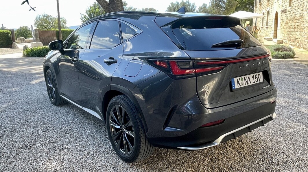 <span class="font-weight-bold" data-lab-font_weight_desktop="font-weight-bold">FØLGER STRØMMEN: </span>Som på UX 300e kommer Lexus nå med lyslist over hele bilens bredde, mens logoen er byttet ut med merkenavnet bokstavert. <span class="font-weight-bold" data-lab-font_weight_desktop="font-weight-bold">FØLGER STRØMMEN: </span>Som på UX 300e kommer Lexus nå med lyslist over hele bilens bredde, mens logoen er byttet ut med merkenavnet bokstavert.
