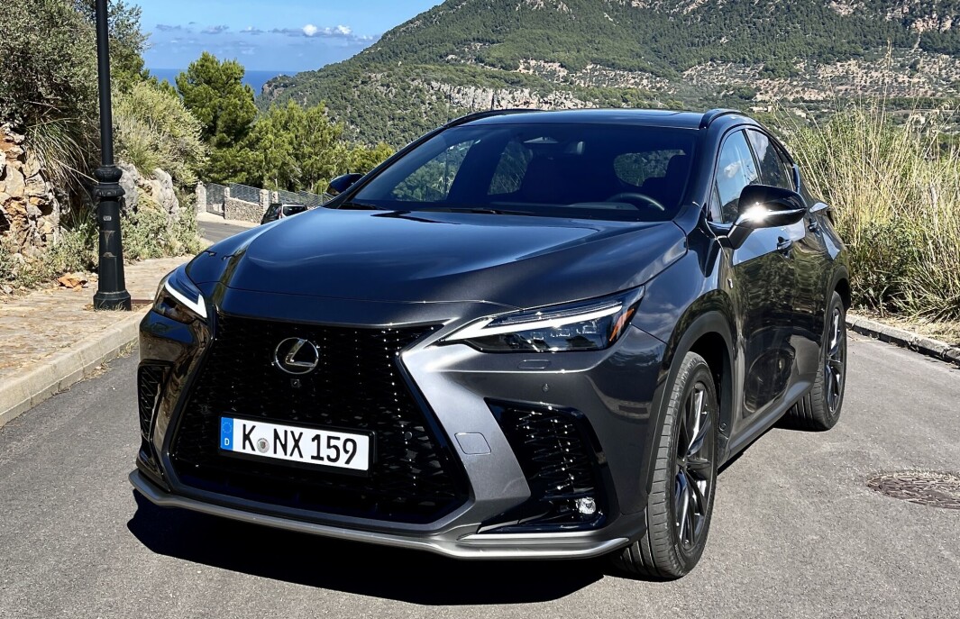 SUV MED LEDNING: Nye NX 450h+ er en vellykket oppgradering av den bestselgende modellen til Lexus. SUV MED LEDNING: Nye NX 450h+ er en vellykket oppgradering av den bestselgende modellen til Lexus.