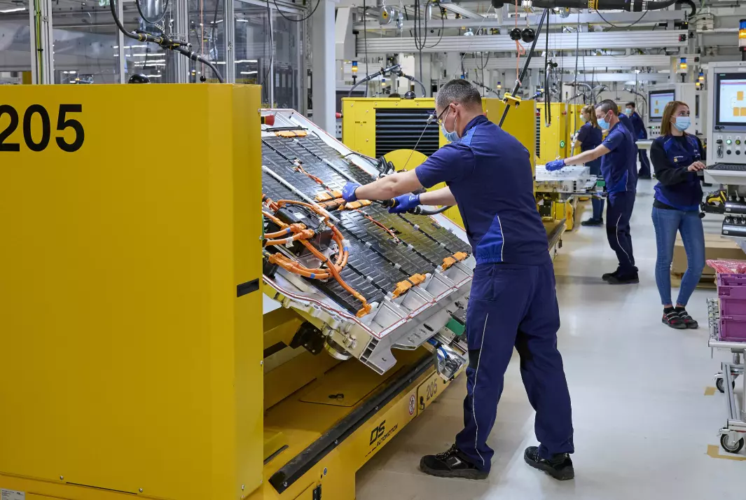 ELBILPRODUKSJON: Fra monteringen av høyspenningsbatterier ved BMW-fabrikken i Dingolfing.