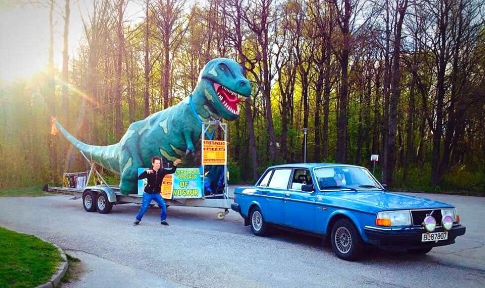 DINOSAUR-TILHENGER: Even Eikås kjørte en stund rundt med en stiv dinosaurfigur på hengeren – nå går det mest i mer levende ting – i jobben som anleggsgartner i Kristiansand-området.
