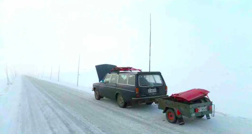 <span class="font-weight-bold" data-lab-font_weight_desktop="font-weight-bold">SNØFØYK:</span> Andreas Øygard har her stoppet sin Volvo 245 på Valdresflya på østsiden av Jotunheimen. Årsaken til det åpne panseret er ikke mer dramatisk enn at han ville peile olje og sjekke kjølevæske. Dagen før og dagen etter hadde fjellstrekningen kolonnekjøring på grunn av uvær. <span class="font-weight-bold" data-lab-font_weight_desktop="font-weight-bold">SNØFØYK:</span> Andreas Øygard har her stoppet sin Volvo 245 på Valdresflya på østsiden av Jotunheimen. Årsaken til det åpne panseret er ikke mer dramatisk enn at han ville peile olje og sjekke kjølevæske. Dagen før og dagen etter hadde fjellstrekningen kolonnekjøring på grunn av uvær.