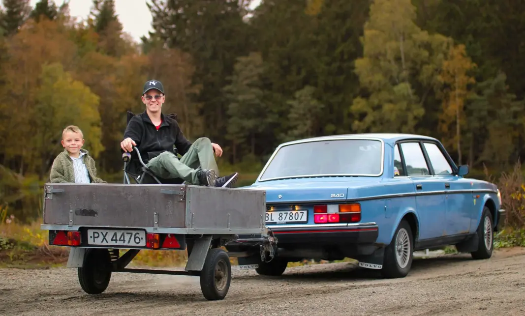 HENGERGLEDE: Even Eikås og hans sønn Matheo (6) løser hverdagslige transportbehov med røslig tilhenger. Som bildet viser, kan den også benyttes som balkong. HENGERGLEDE: Even Eikås og hans sønn Matheo (6) løser hverdagslige transportbehov med røslig tilhenger. Som bildet viser, kan den også benyttes som balkong.