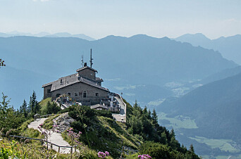 <span class="font-weight-bold" data-lab-font_weight_desktop="font-weight-bold">«ØRNEREDET»:</span> Egentlig Kehlsteinhaus. En mørk historie på en spektakulær beliggenhet <span class="font-weight-bold" data-lab-font_weight_desktop="font-weight-bold">«ØRNEREDET»:</span> Egentlig Kehlsteinhaus. En mørk historie på en spektakulær beliggenhet