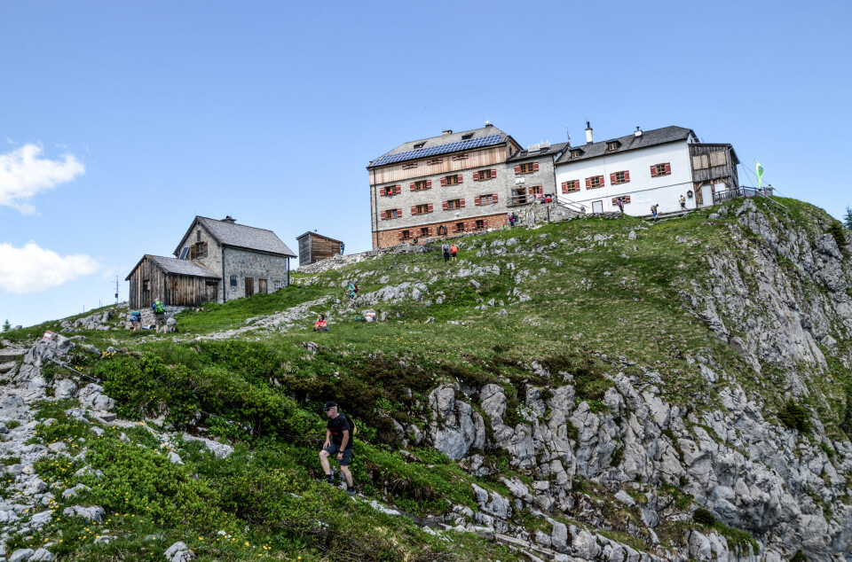 OPP, OPP! Watzmannhaus, en av de største og mest kjente fjellhyttene i Berchtesgaden-alpene, ligger på 1930 meter over havet.