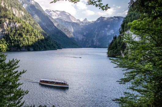 <span class="font-weight-bold" data-lab-font_weight_desktop="font-weight-bold">VAKKER NATUR:</span> Königssee sett fra utsiktspunktet Malerwinkel. <span class="font-weight-bold" data-lab-font_weight_desktop="font-weight-bold">VAKKER NATUR:</span> Königssee sett fra utsiktspunktet Malerwinkel.