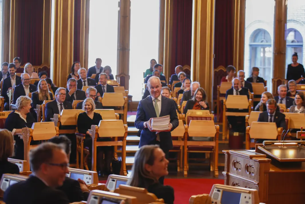 SISTE DANS: Finansminister Jan Tore Sanner (H) på vei til Stortingets talerstol med 28 proposisjoner fra regjeringen før han presenterte statsbudsjettet for 2022 i Stortinget. SISTE DANS: Finansminister Jan Tore Sanner (H) på vei til Stortingets talerstol med 28 proposisjoner fra regjeringen før han presenterte statsbudsjettet for 2022 i Stortinget.