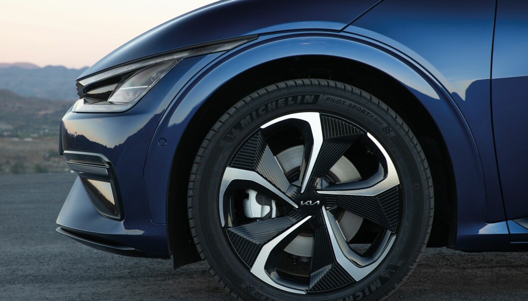 <span class=" font-weight-bold" data-lab-font_weight_desktop="font-weight-bold">SPORTY:</span> Ingen tvil om at Kia har sportslige ambisjoner både med design og dekkvalg. Men det er mest innpakningen. I praksis er den alminnelig velkjørende og komfortabel – heldigvis for familier flest. <span class=" font-weight-bold" data-lab-font_weight_desktop="font-weight-bold">SPORTY:</span> Ingen tvil om at Kia har sportslige ambisjoner både med design og dekkvalg. Men det er mest innpakningen. I praksis er den alminnelig velkjørende og komfortabel – heldigvis for familier flest.