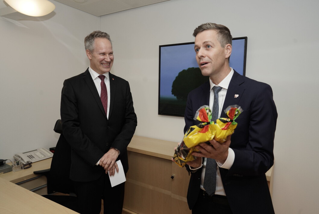GEMYTTLIG STEMNING: Påtroppende samferdselsminister Jon-Ivar Nygård (Ap) og avtroppende Knut Arild Hareide (KrF) torsdag. GEMYTTLIG STEMNING: Påtroppende samferdselsminister Jon-Ivar Nygård (Ap) og avtroppende Knut Arild Hareide (KrF) torsdag.