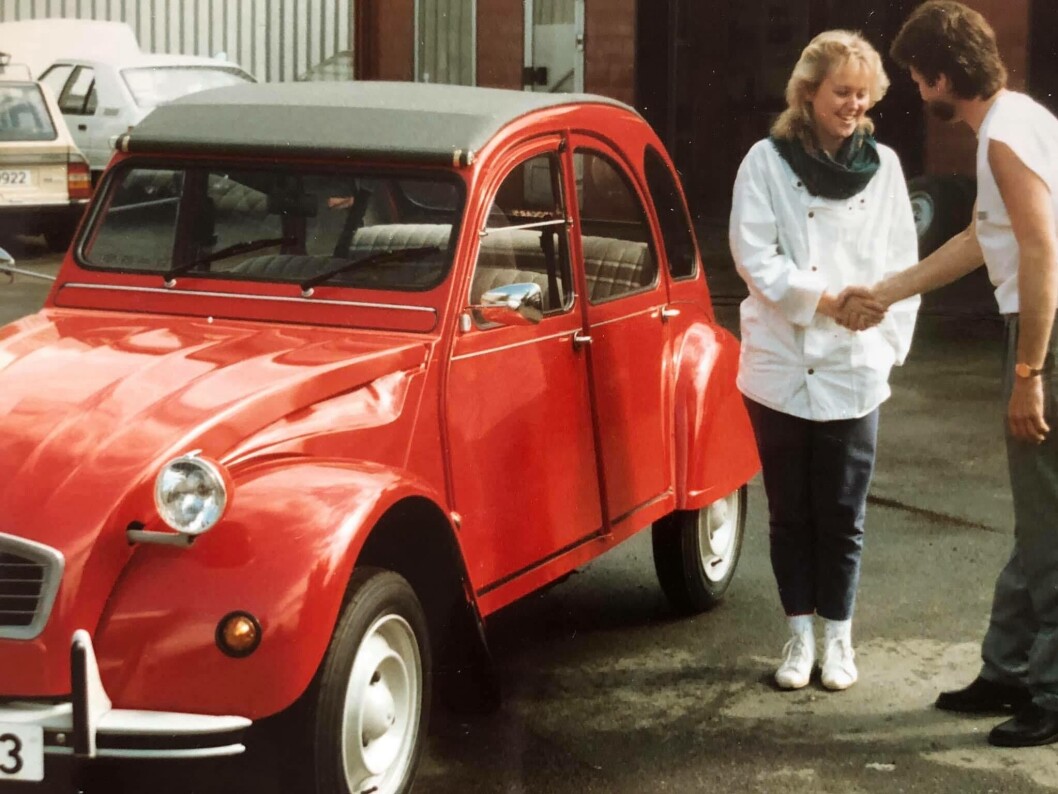 <span class="font-weight-bold" data-lab-font_weight_desktop="font-weight-bold">OVERREKKELSEN:</span> Bildet viser Marianne Nattestad som 18-åring, da hun i 1985 fikk overrakt nøklene til 2CV hos Citroën-forhandleren i Drammen. Dette tiåret fikk den lille Citroënen et kraftig oppsving på norske salgsstatistikker. <span class="font-weight-bold" data-lab-font_weight_desktop="font-weight-bold">OVERREKKELSEN:</span> Bildet viser Marianne Nattestad som 18-åring, da hun i 1985 fikk overrakt nøklene til 2CV hos Citroën-forhandleren i Drammen. Dette tiåret fikk den lille Citroënen et kraftig oppsving på norske salgsstatistikker.