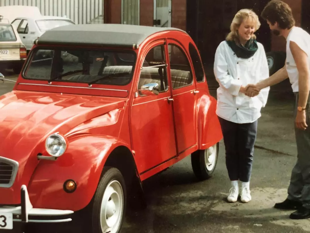 <span class="font-weight-bold" data-lab-font_weight_desktop="font-weight-bold">OVERREKKELSEN:</span> Bildet viser Marianne Nattestad som 18-åring, da hun i 1985 fikk overrakt nøklene til 2CV hos Citroën-forhandleren i Drammen. Dette tiåret fikk den lille Citroënen et kraftig oppsving på norske salgsstatistikker.