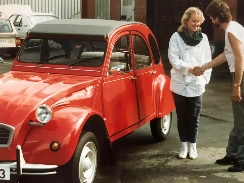 OVERREKKELSEN: Bildet viser Marianne Nattestad som 18-åring, da hun i 1985 fikk overrakt nøklene til 2CV hos Citroën-forhandleren i Drammen. Dette tiåret fikk den lille Citroënen et kraftig oppsving på norske salgsstatistikker.
