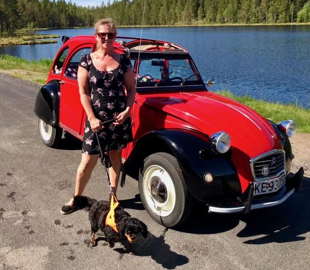 <span class="font-weight-bold" data-lab-font_weight_desktop="font-weight-bold">TURVENNER:</span> Marianne Nattestad kjøpte 2CV i 1985 «for å komme seg rundt» og bruker den fortsatt til flyktige utflukter. <span class="font-weight-bold" data-lab-font_weight_desktop="font-weight-bold">TURVENNER:</span> Marianne Nattestad kjøpte 2CV i 1985 «for å komme seg rundt» og bruker den fortsatt til flyktige utflukter.