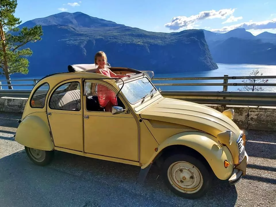 ÅPEN DAG: Savannah Gresdal Solheim (5) nyter Norges største soltak, med dimensjoner som gjør at mange betrakter bilen som cabriolet.