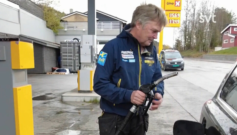 SPARER PENGER: Sveriges Television møtte blant annet Roger Westling på bensinstasjonen i Trysil.