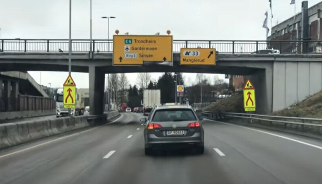 FEIL: Her ligger alle bilene i høyre felt, og ingen i venstre felt. Da blir det ikke mye fletting. FEIL: Her ligger alle bilene i høyre felt, og ingen i venstre felt. Da blir det ikke mye fletting.