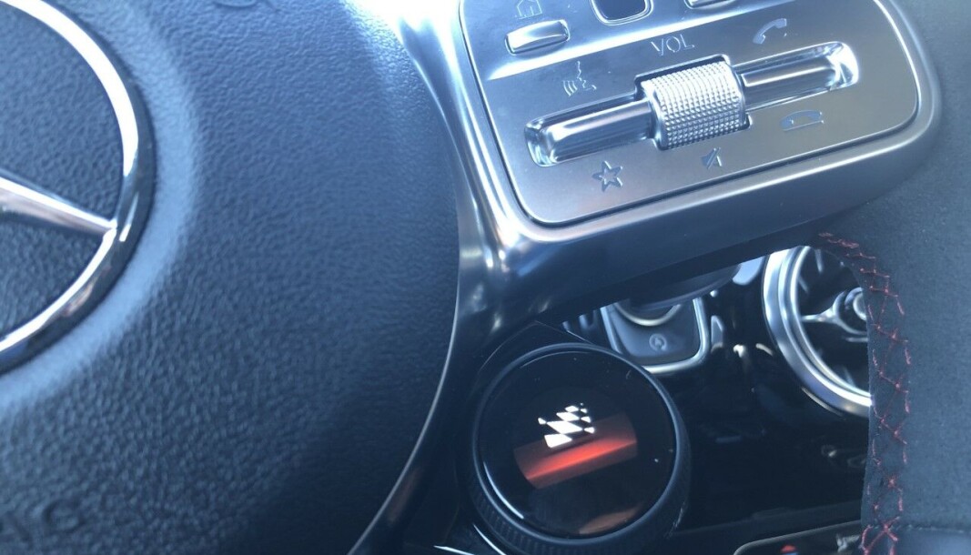 <span class=" font-weight-bold" data-lab-font_weight_desktop="font-weight-bold">MOROKNAPP:</span> Med denne kan du velge ulike kjøremoduser, og spesielt i det heftigste – Race – er det enorm respons i bilen. <span class=" font-weight-bold" data-lab-font_weight_desktop="font-weight-bold">MOROKNAPP:</span> Med denne kan du velge ulike kjøremoduser, og spesielt i det heftigste – Race – er det enorm respons i bilen.