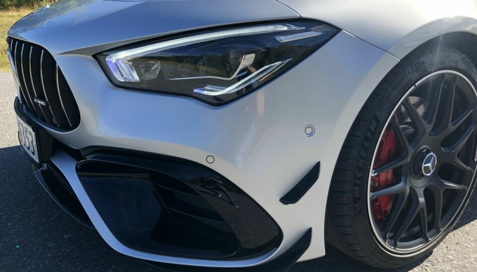 DETALJER: Avansert lysteknologi kjennetegner en Mercedes, og optimaliserte dekk og bremser kjennetegner de mer sportslige versjonene.