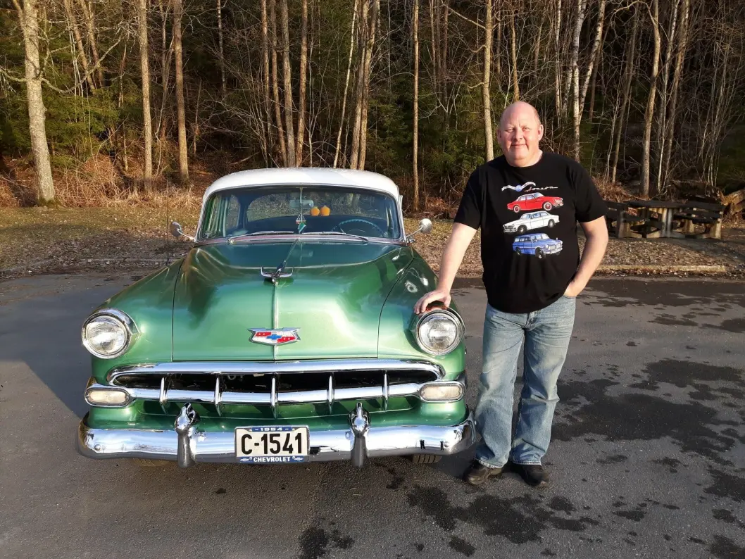 GRILLGØY: Arild Scheide i Halden minner om at amerikanske biler gjerne ble kalt «dollarglis» på grunn av de glade grillene. Her med sin Chevrolet 210 1954-modell. GRILLGØY: Arild Scheide i Halden minner om at amerikanske biler gjerne ble kalt «dollarglis» på grunn av de glade grillene. Her med sin Chevrolet 210 1954-modell.