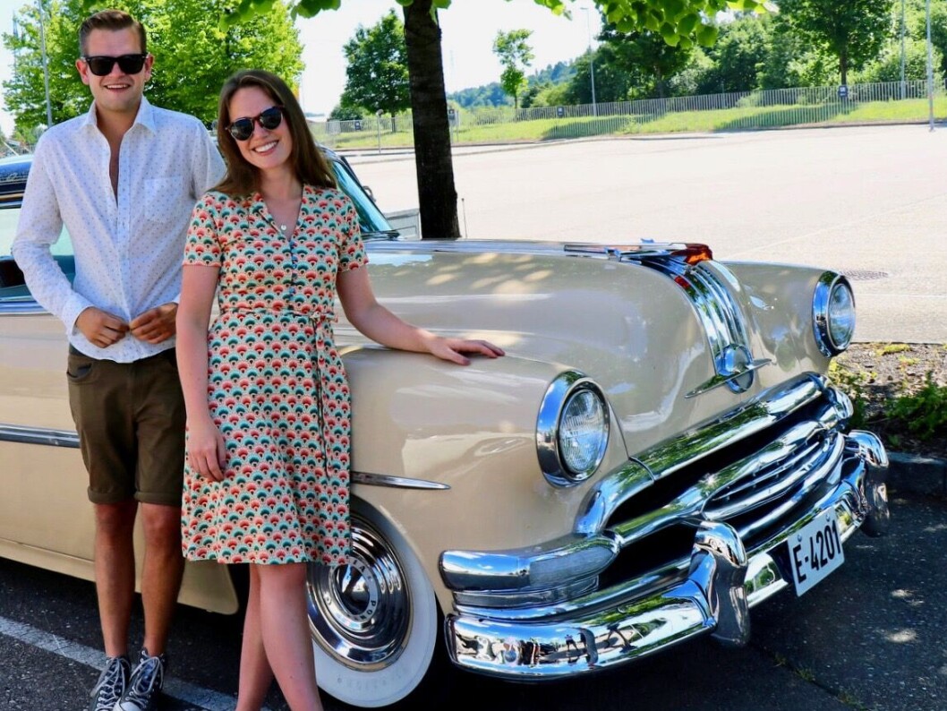 GRILLFOLKET: Petter Skoglund og Caroline Espen kjører amerikansk Pontiac fra en tid da frongrill bokstavelig talt var «the big thing». Nå kommer store griller tilbake i motebildet med årets nye elbiler som Hongqi og BMW iX. GRILLFOLKET: Petter Skoglund og Caroline Espen kjører amerikansk Pontiac fra en tid da frongrill bokstavelig talt var «the big thing». Nå kommer store griller tilbake i motebildet med årets nye elbiler som Hongqi og BMW iX.