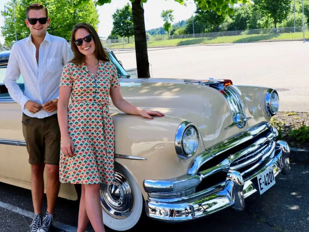 GRILLFOLKET: Petter Skoglund og Caroline Espen kjører amerikansk Pontiac fra en tid da frongrill bokstavelig talt var «the big thing». Nå kommer store griller tilbake i motebildet med årets nye elbiler som Hongqi og BMW iX. GRILLFOLKET: Petter Skoglund og Caroline Espen kjører amerikansk Pontiac fra en tid da frongrill bokstavelig talt var «the big thing». Nå kommer store griller tilbake i motebildet med årets nye elbiler som Hongqi og BMW iX.