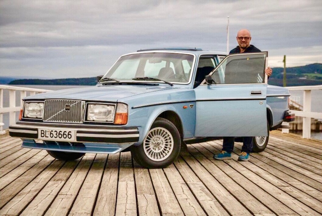 <span class="font-weight-bold" data-lab-font_weight_desktop="font-weight-bold">SVENSKEGRILL:</span> Svein Erland Pedersen på Skreia på Toten synes den massive grillen til Volvo 264 pynter opp merkets toppmodell – uten å bli vulgær. Her på Skibladnerbrygga, som ligger ved den gamle Mjølkefabrikken på Kapp. <span class="font-weight-bold" data-lab-font_weight_desktop="font-weight-bold">SVENSKEGRILL:</span> Svein Erland Pedersen på Skreia på Toten synes den massive grillen til Volvo 264 pynter opp merkets toppmodell – uten å bli vulgær. Her på Skibladnerbrygga, som ligger ved den gamle Mjølkefabrikken på Kapp.