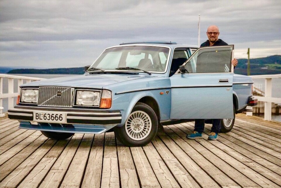 SVENSKEGRILL: Svein Erland Pedersen på Skreia på Toten synes den massive grillen til Volvo 264 pynter opp merkets toppmodell – uten å bli vulgær. Her på Skibladnerbrygga, som ligger ved den gamle Mjølkefabrikken på Kapp.