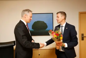 <span class="font-weight-bold" data-lab-font_weight_desktop="font-weight-bold">LYKKE TIL MED HELSEATTESTEN: </span>Avtroppende samferdselsminister Knut Arild Hareide (t.h.) gratulerer arvtakeren Jon-Ivar Nygård under nøkkeloverrekkelsen i departementet 14. oktober. <span class="font-weight-bold" data-lab-font_weight_desktop="font-weight-bold">LYKKE TIL MED HELSEATTESTEN: </span>Avtroppende samferdselsminister Knut Arild Hareide (t.h.) gratulerer arvtakeren Jon-Ivar Nygård under nøkkeloverrekkelsen i departementet 14. oktober.