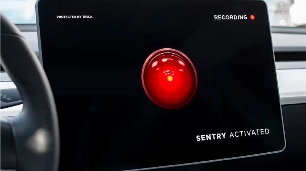 OVERVÅKING PÅGÅR: En Tesla i Sentry Mode. OVERVÅKING PÅGÅR: En Tesla i Sentry Mode.