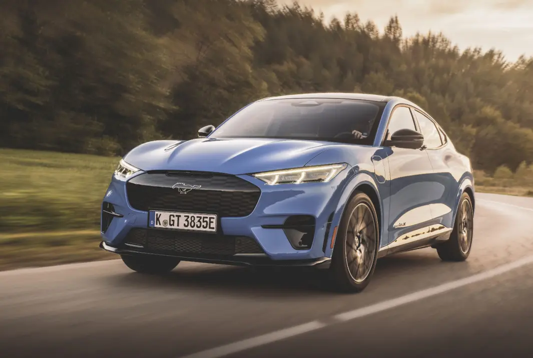 ETT HAKK OPP: Med et freshere design, større kraft og gode kjøreegenskaper gjør Ford sin elektriske Mustang mer attraktiv med GT-varianten. ETT HAKK OPP: Med et freshere design, større kraft og gode kjøreegenskaper gjør Ford sin elektriske Mustang mer attraktiv med GT-varianten.