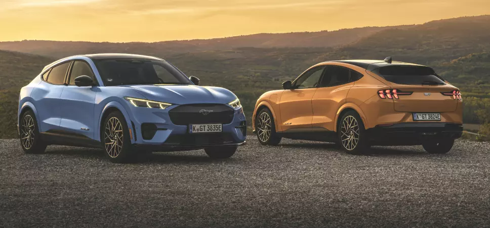 KLAR TIL TEST: Motor var på testkjøring i Kroatia, der Ford har rigget et batteri GT-modeller i fargene «Grabber Blue» og «Cyber Orange».