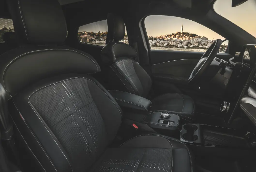 <span class="font-weight-bold" data-lab-font_weight_desktop="font-weight-bold">SPORTSSETER:</span> GT kommer med Fords såkalte «performance» sportsseter. <span class="font-weight-bold" data-lab-font_weight_desktop="font-weight-bold">SPORTSSETER:</span> GT kommer med Fords såkalte «performance» sportsseter.